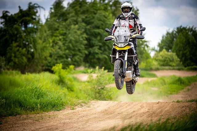 Czy istnieje motocykl uniwersalny? Do miasta, w teren, do codziennej jazdy i turystyki w dwie osoby, wygodny, czasem także do sportu…