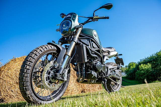 Benelli Leoncino 800 na 2024 rok &ndash; aż 20 KM więcej i inne ulepszenia. Jest jeden haczyk