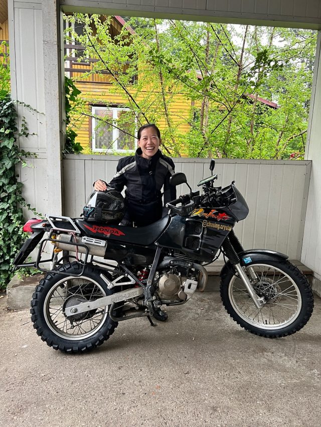 Chasing Crystal, czyli Amerykanka samotnie zwiedzająca Świat na Dominatorze 250 [WYWIAD]