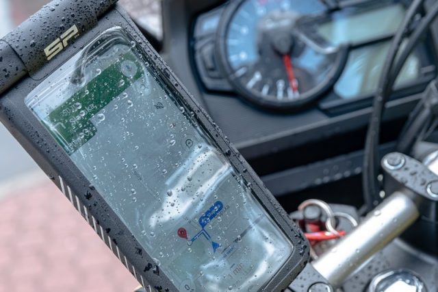 Uniwersalne etui na telefon firmy SP Connect – przyjaciel motocyklowego podr&oacute;żnika