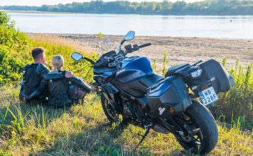 Suzuki GSXS 1000 GT we dwoje motocyklem para plecak na motocyklu test pasażerka 2022 dane techniczne_10