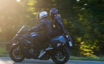 Suzuki GSXS 1000 GT we dwoje motocyklem para plecak na motocyklu test pasażerka 2022 dane techniczne_12
