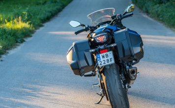 Suzuki GSXS 1000 GT we dwoje motocyklem para plecak na motocyklu test pasażerka 2022 dane techniczne_17