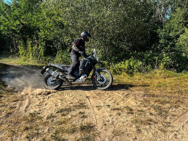 Yamaha Tenere 700 World Raid 2022 test dane techniczne opis plusy minusy_24-MV_GlowneZdjecie-W855Q95 Czy tylny hamulec w motocyklu jest potrzebny? Wielu motocyklistów prawie go nie używa. A ty?