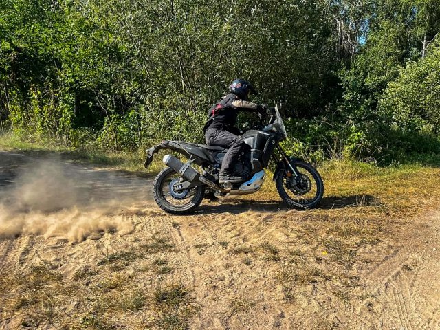 Yamaha Tenere 700 World Raid – offroadowy test japońskiego adventure [dane techniczne, wady, zalety, opinia]