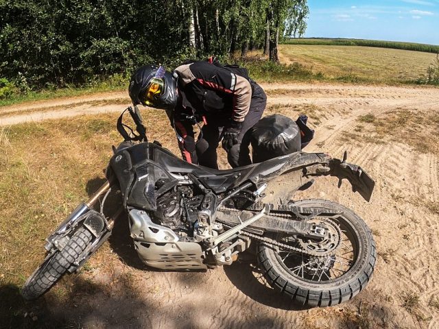 Czas uciekać z asfaltu, czyli dlaczego motocyklowy segment adventure rośnie w siłę [FELIETON]