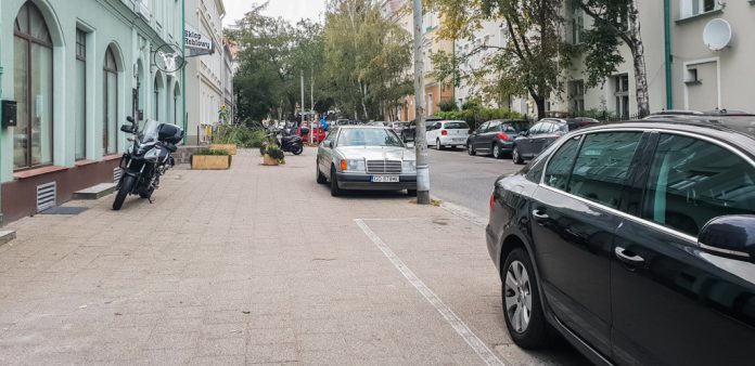 parkowanie na chodniku