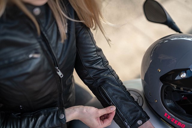 Klasyczny styl w motocyklowym wydaniu – nowe wcielenie sk&oacute;rzanej kurtki Shima Winchester