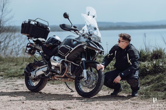 Rukka Shield-RD – topowy kombinezon turystyczny dla bardzo wymagających [TEST, OPINIA, WADY, ZALETY]