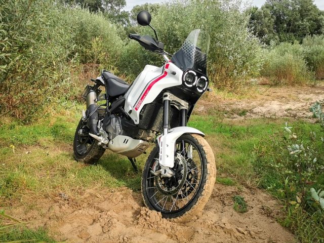 Ducati DesertX 2022- testujemy bolońskiego dualsporta, czyli turystyczne enduro w offroadzie [dane techniczne, cena, wady, zalety]