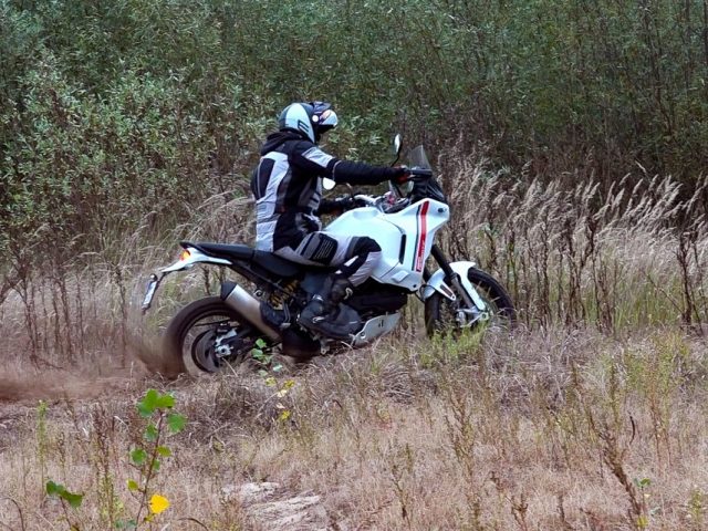 Ducati DesertX 2022- testujemy bolońskiego dualsporta, czyli turystyczne enduro w offroadzie [dane techniczne, cena, wady, zalety]