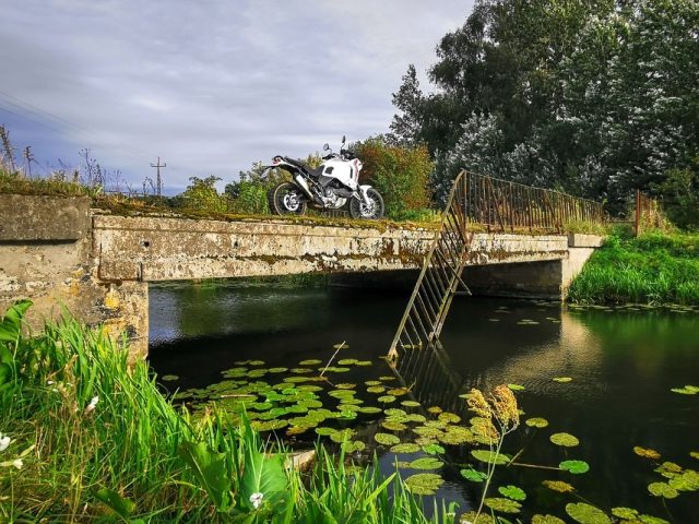 Ducati DesertX 2022- testujemy bolońskiego dualsporta, czyli turystyczne enduro w offroadzie [dane techniczne, cena, wady, zalety]
