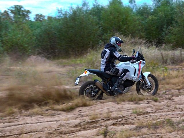 10 wskaz&oacute;wek jak jeździć motocyklem w terenie, czyli offroad dla początkujących