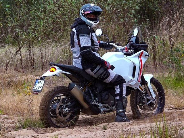 Ducati DesertX 2022- testujemy bolońskiego dualsporta, czyli turystyczne enduro w offroadzie [dane techniczne, cena, wady, zalety]