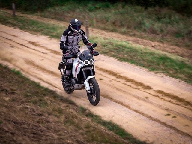 Ducati DesertX 2022- testujemy bolońskiego dualsporta, czyli turystyczne enduro w offroadzie [dane techniczne, cena, wady, zalety]