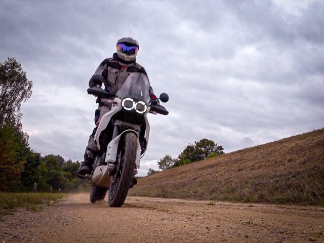 Czas uciekać z asfaltu, czyli dlaczego motocyklowy segment adventure rośnie w siłę [FELIETON]