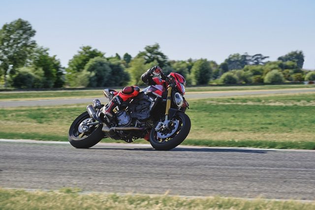 Ducati Monster SP nowość 2023 – jeszcze bardziej sportowy, dający jeszcze więcej frajdy [dane techniczne, cena]