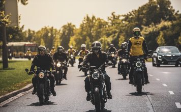 scramblery ducati parada motocykle w mieście miasto