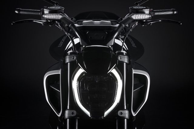 Nowe Ducati Diavel na rok 2023 otrzymuje silnik V4 Granturismo znany z Multistrady V4… [dane techniczne, cena]