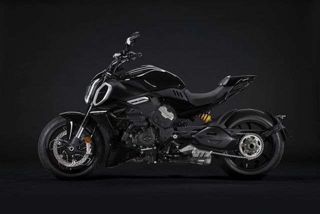 Nowe Ducati Diavel na rok 2023 otrzymuje silnik V4 Granturismo znany z Multistrady V4… [dane techniczne, cena]