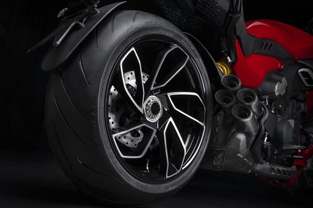 Nowe Ducati Diavel na rok 2023 otrzymuje silnik V4 Granturismo znany z Multistrady V4… [dane techniczne, cena]