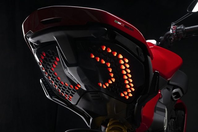 Nowe Ducati Diavel na rok 2023 otrzymuje silnik V4 Granturismo znany z Multistrady V4… [dane techniczne, cena]