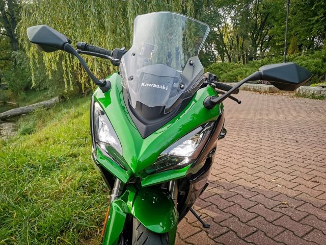 Kawasaki Ninja 1000 SX 2022 – testujemy we dwoje niezatapialny sportowy krążownik [dane techniczne, cena, wady, zalety]