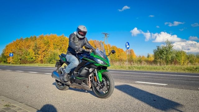 Kawasaki Ninja 1000 SX 2022 – testujemy we dwoje niezatapialny sportowy krążownik [dane techniczne, cena, wady, zalety]