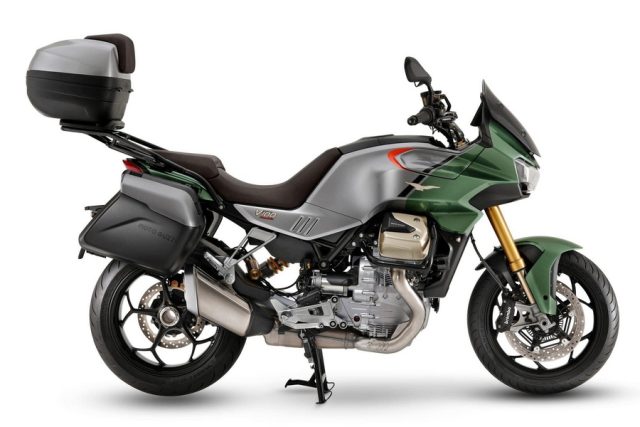 Nowe Moto Guzzi V100 Mandello z akcesoriami do turystyki