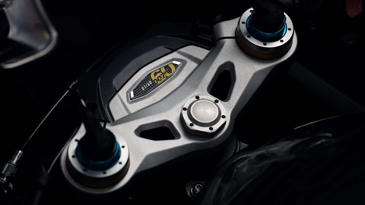 triumph speed triple 1200 rr bond edition zbiornik owiewka limitowana edycja triumph speed triple 1200 rr bond edition zbiornik owiewka limitowana edycja
