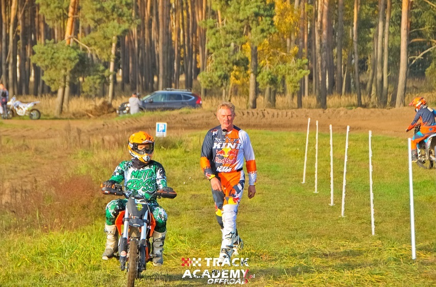 Jak lądować, to na miękkim. Gdzie jazda motocyklem jest bezpieczniejsza: na asfalcie czy w terenie?