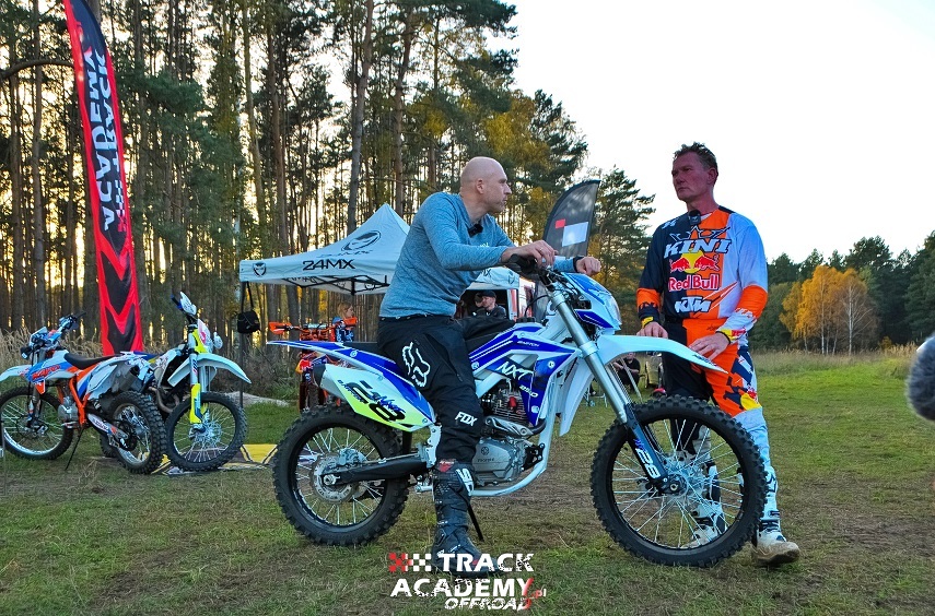 Jak lądować, to na miękkim. Gdzie jazda motocyklem jest bezpieczniejsza: na asfalcie czy w terenie?