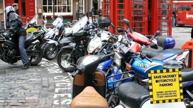 5 prozaicznych przyczyn parkingowych gleb na motocyklu, kt&oacute;rych bardzo łatwo unikniesz