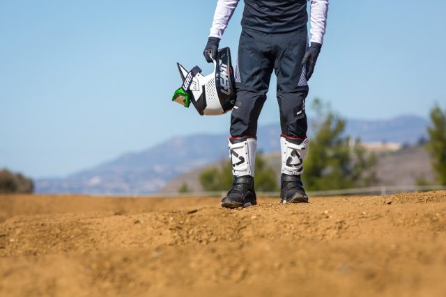 Leatt 3,5, 4,5, a może 5,5 – jakie buty z zawiasem wybrać na motocykl cross lub enduro? [ranking, zestawienie, por&oacute;wnanie]
