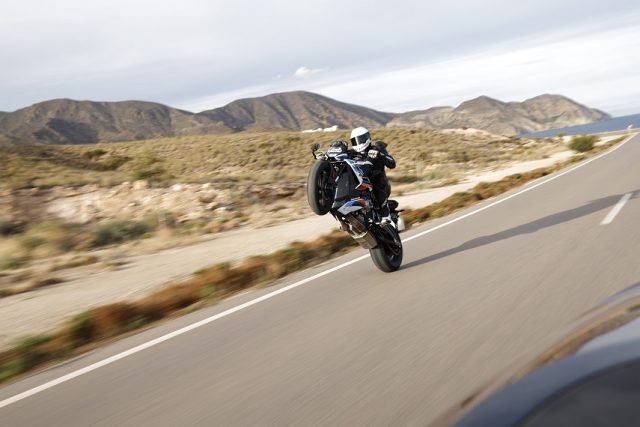 BMW M 1000 R nowość 2023 – kr&oacute;l hypernaked&oacute;w może być tylko jeden! [test, dane techniczne, cena, waga]