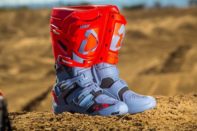 Leatt 3,5, 4,5, a może 5,5 – jakie buty z zawiasem wybrać na motocykl cross lub enduro? [ranking, zestawienie, por&oacute;wnanie]