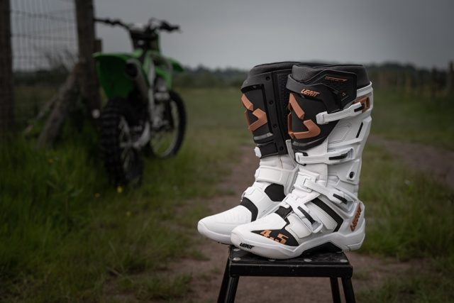 Leatt 3,5, 4,5, a może 5,5 – jakie buty z zawiasem wybrać na motocykl cross lub enduro? [ranking, zestawienie, por&oacute;wnanie]