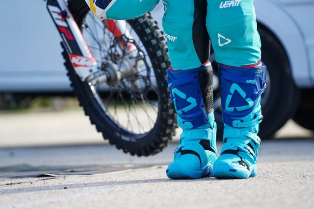 Leatt 3,5, 4,5, a może 5,5 – jakie buty z zawiasem wybrać na motocykl cross lub enduro? [ranking, zestawienie, por&oacute;wnanie]