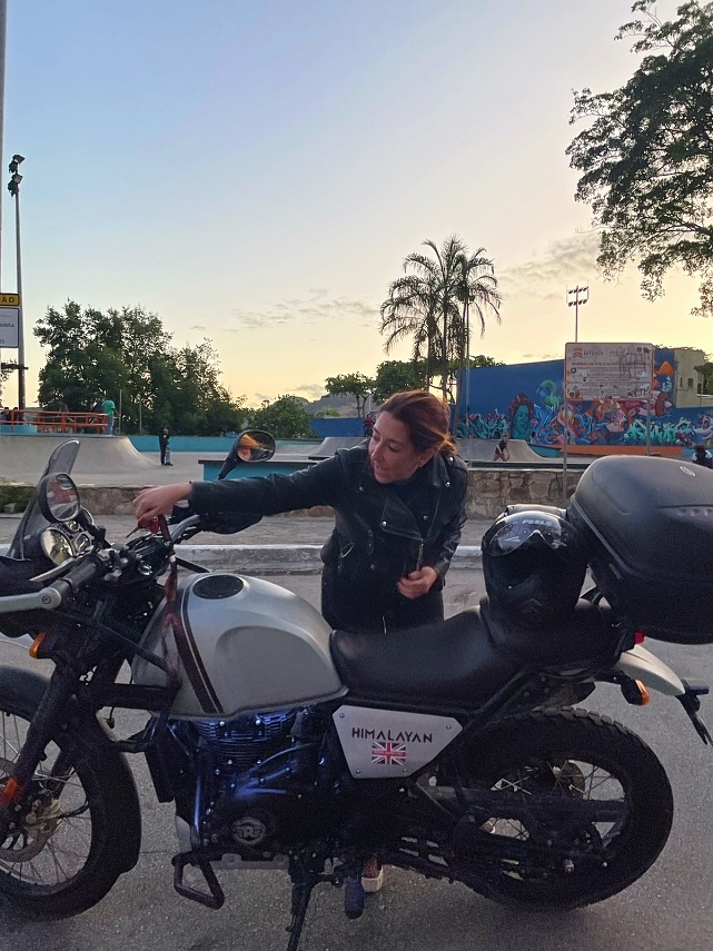 Czy jazda jednośladem po Ameryce Południowej jest bezpieczna, czym i jak się tu jeździ? Rozmawiamy z Isabell, brazylijską motocyklistką [wywiad]