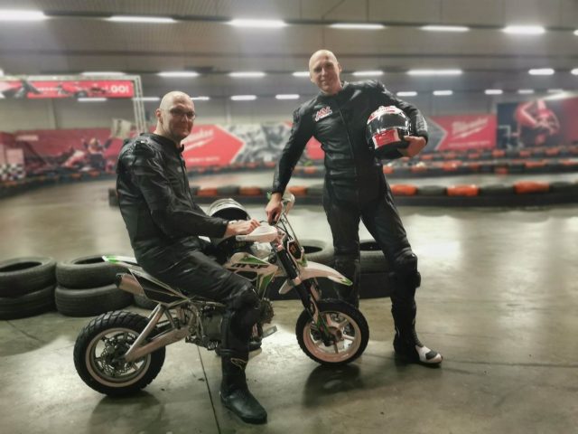 Dwuczęściowy, motocyklowy, sk&oacute;rzany kombinezon sportowy Rebelhorn Rebel przetestowany na… pitkach! [cena, rozmiary, opinia]