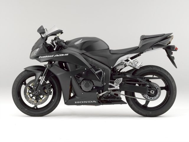 Jak działa system ABS w motocyklach Honda? R&oacute;żnice między układami 1- i 2-kanałowymi, Cornering, Combined, e-C-ABS