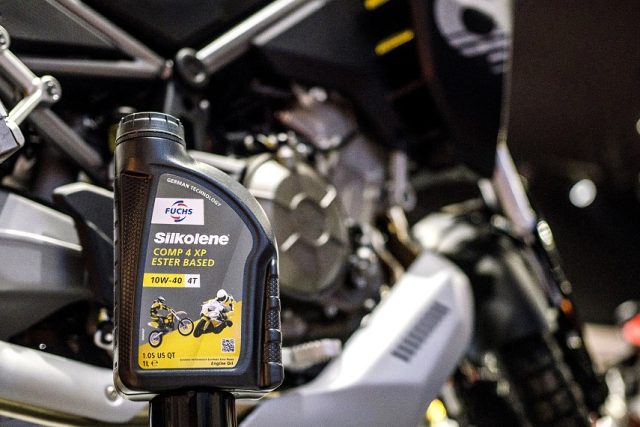 Lepkość oleju w silniku motocyklowym – jak czytać, jak dobrać, jaką klasę wybrać?