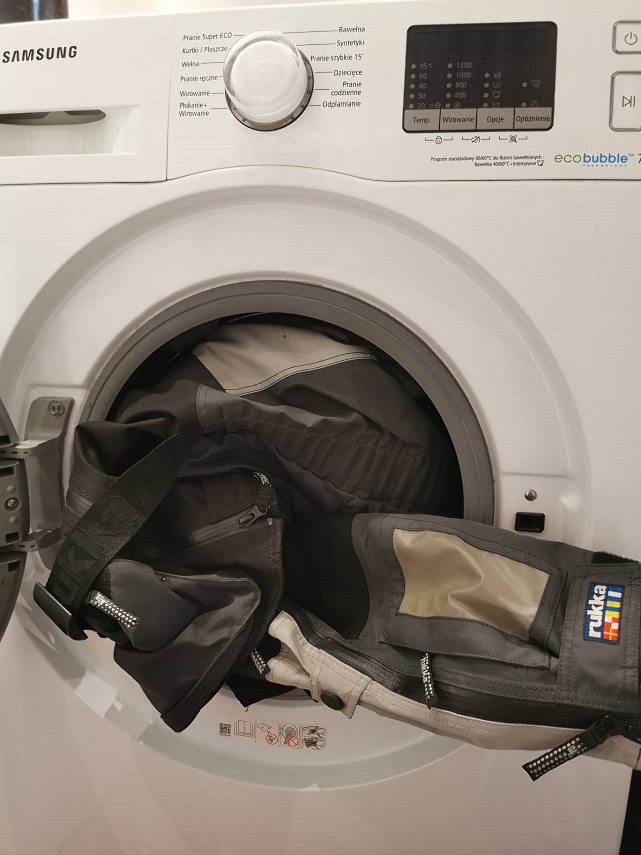 Jak i czym prać tekstylną odzież motocyklową z membraną? Można w pralce? Płynem, proszkiem, dedykowaną chemią?