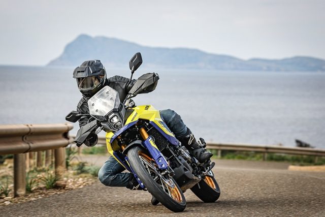 Czy istnieje motocykl uniwersalny? Do miasta, w teren, do codziennej jazdy i turystyki w dwie osoby, wygodny, czasem także do sportu…