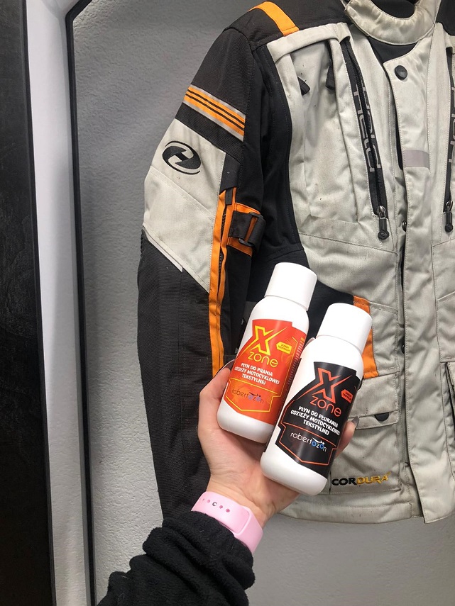 Jak i czym prać tekstylną odzież motocyklową z membraną? Można w pralce? Płynem, proszkiem, dedykowaną chemią?