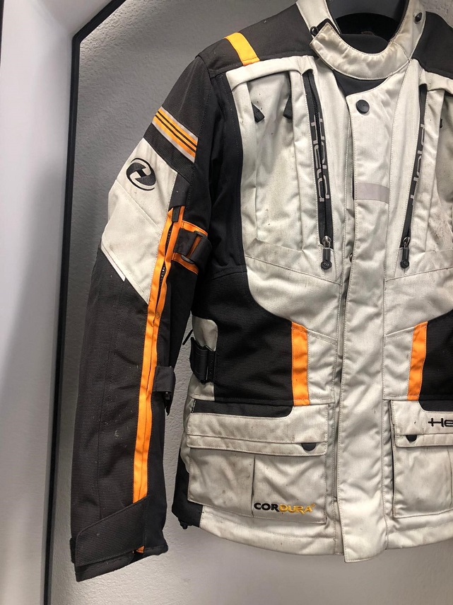 Jak i czym prać tekstylną odzież motocyklową z membraną? Można w pralce? Płynem, proszkiem, dedykowaną chemią?