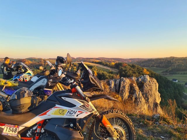 Kursy doskonalenia jazdy motocyklem: szkolenia enduro adventure, na torze, jazda precyzyjna