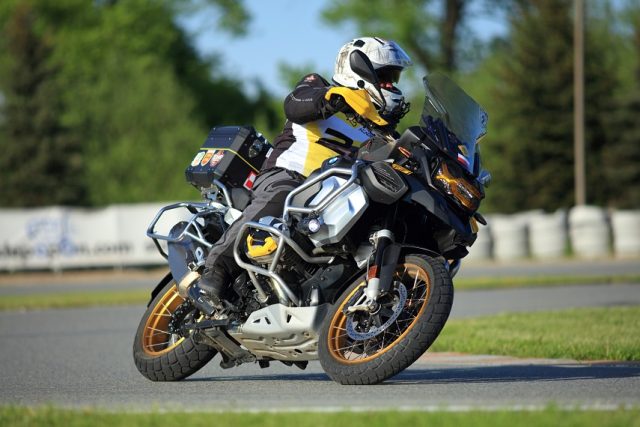 Kursy doskonalenia jazdy motocyklem: szkolenia enduro adventure, na torze, jazda precyzyjna