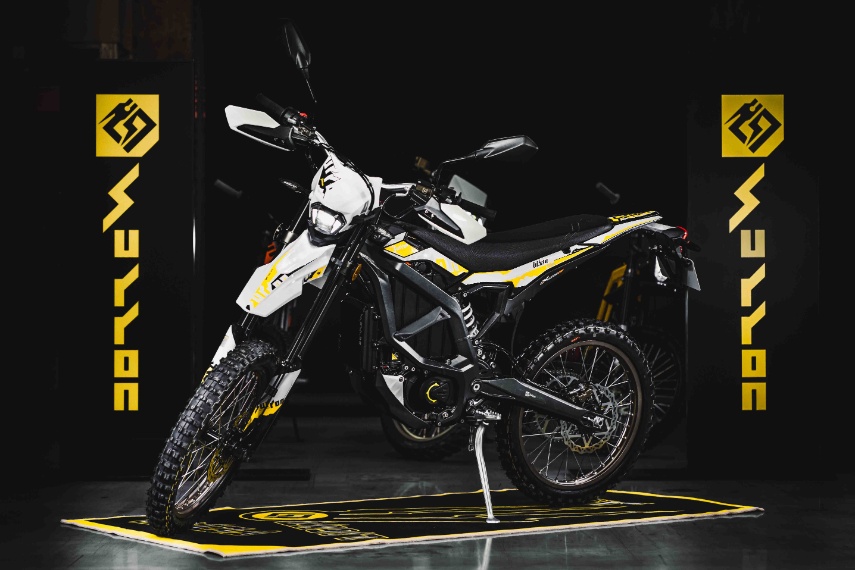 Nowy elektryczny cross Surron Ultra Bee na kat. A1 i B. Idealnie pośrodku [prezentacja, dane techniczne, jaki elektryk w teren, klasa 125]