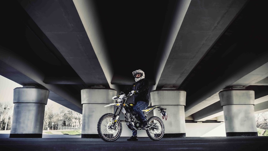 Nowy elektryczny cross Surron Ultra Bee na kat. A1 i B. Idealnie pośrodku [prezentacja, dane techniczne, jaki elektryk w teren, klasa 125]